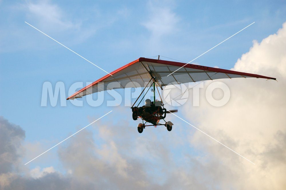 Hang gliding man - MeusPhoto