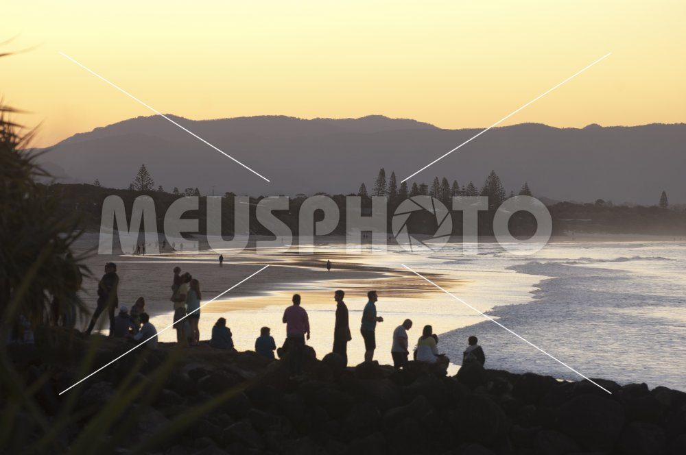 People watching sunset at sea in Byron Bay - MeusPhoto