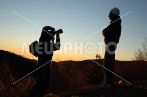 Photographer shooting a man at sunset - MeusPhoto