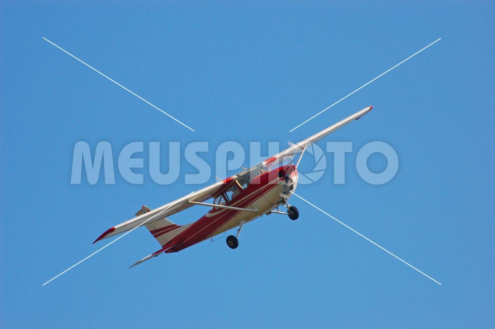 Red and white plane flying - MeusPhoto