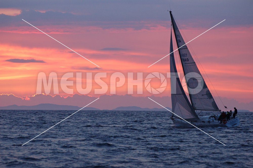 Sailing boat at sunset - MeusPhoto