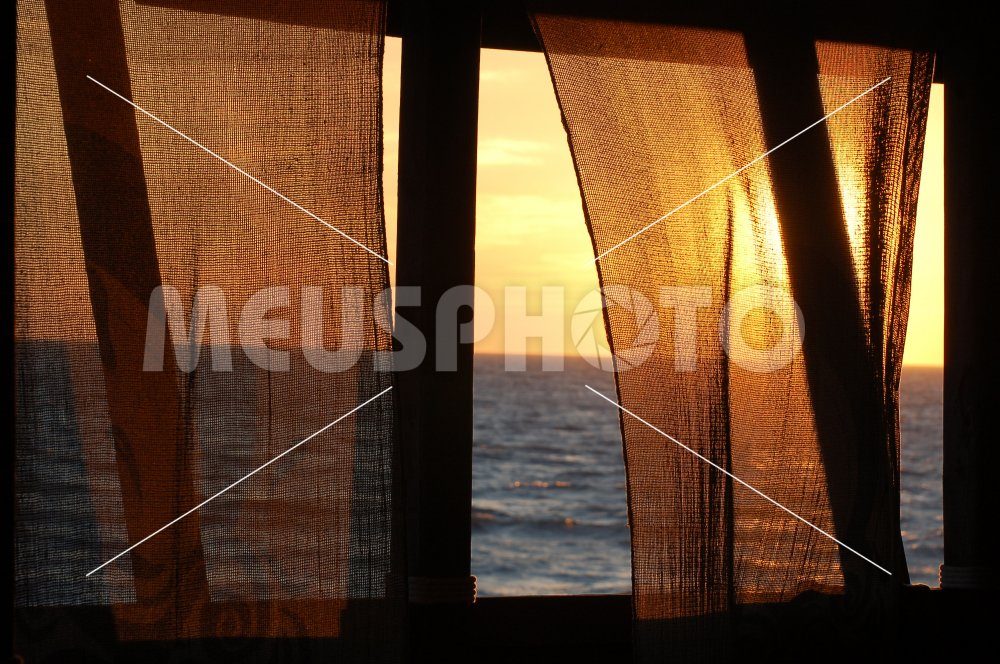Sunset between curtains at sea - MeusPhoto